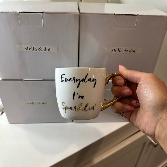 Set of 4 “Everyday I’m Sparklin”.  Stella & Dot mugs - Picture 4 of 5